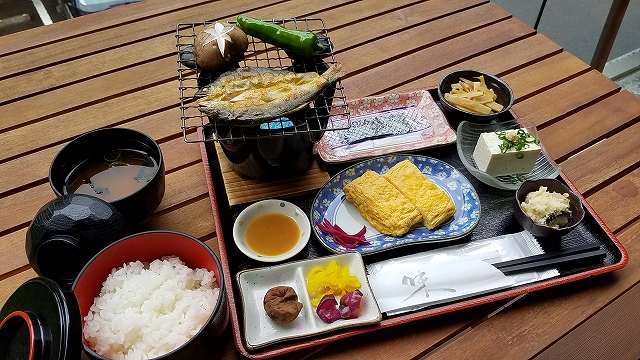 当館の朝食は鮎の名産地「日高川」の鮎の一夜干しと、橋本市の特産「はしたま」のだし巻き卵がウリ。