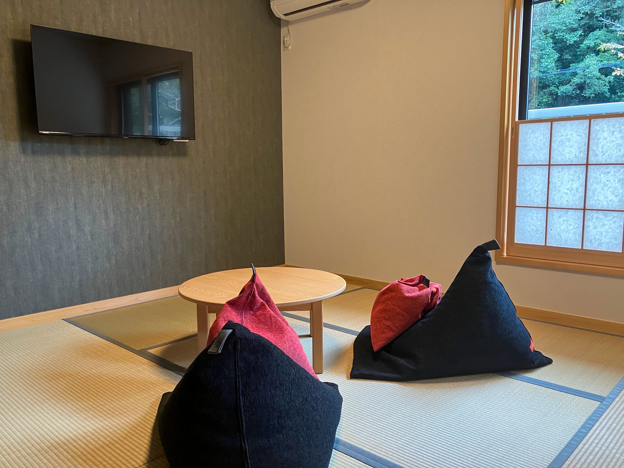 和洋室　55インチの大画面でYouTubeっも見ることができます