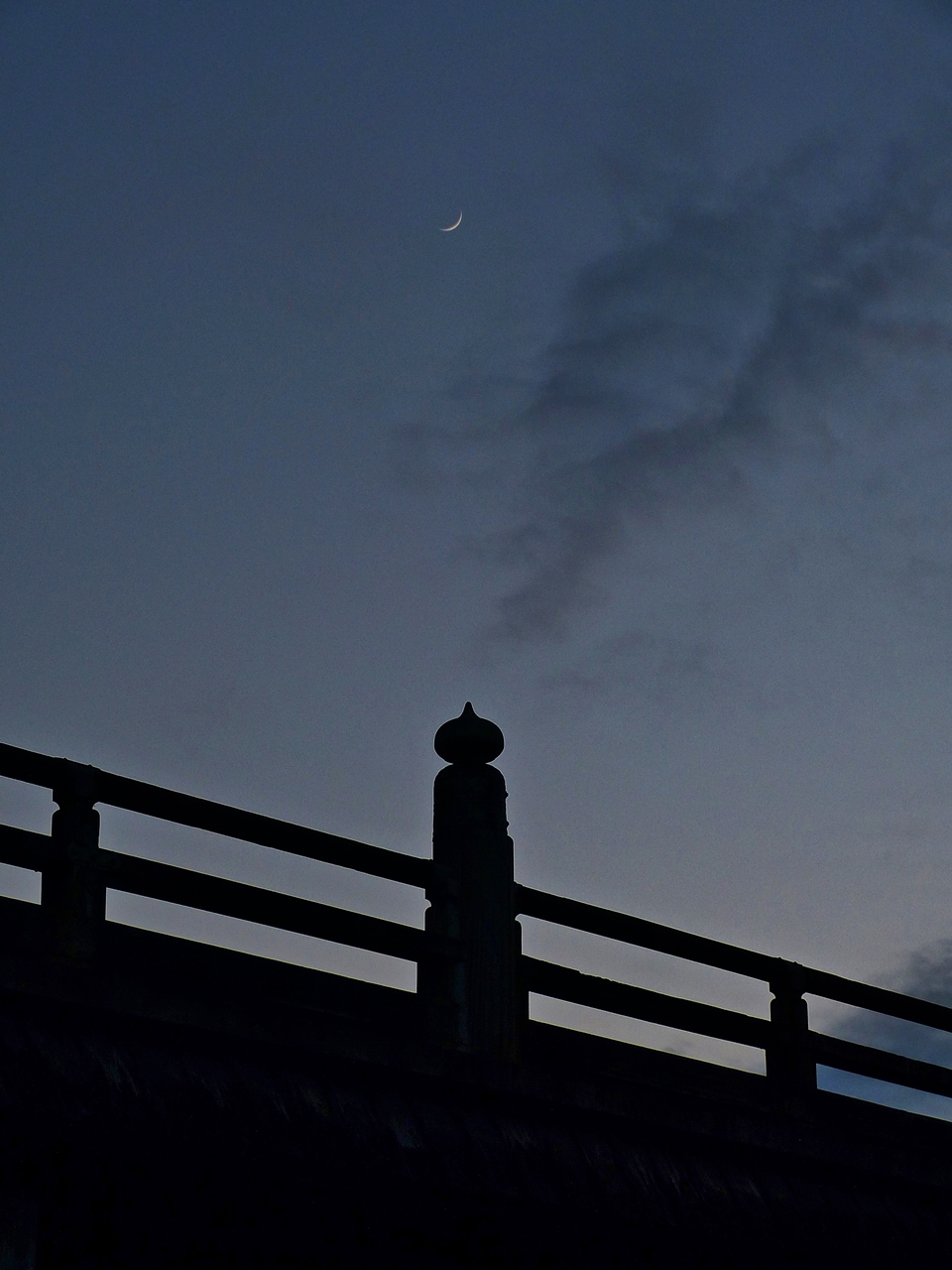 三条大橋と新月