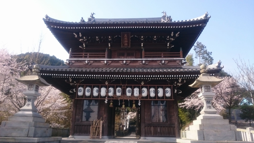 桜の時期の石鎚神社門