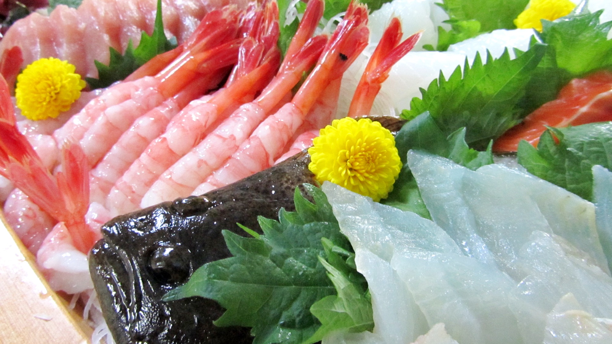 *ご夕食一例：地元産の新鮮な海の幸ご賞味下さい