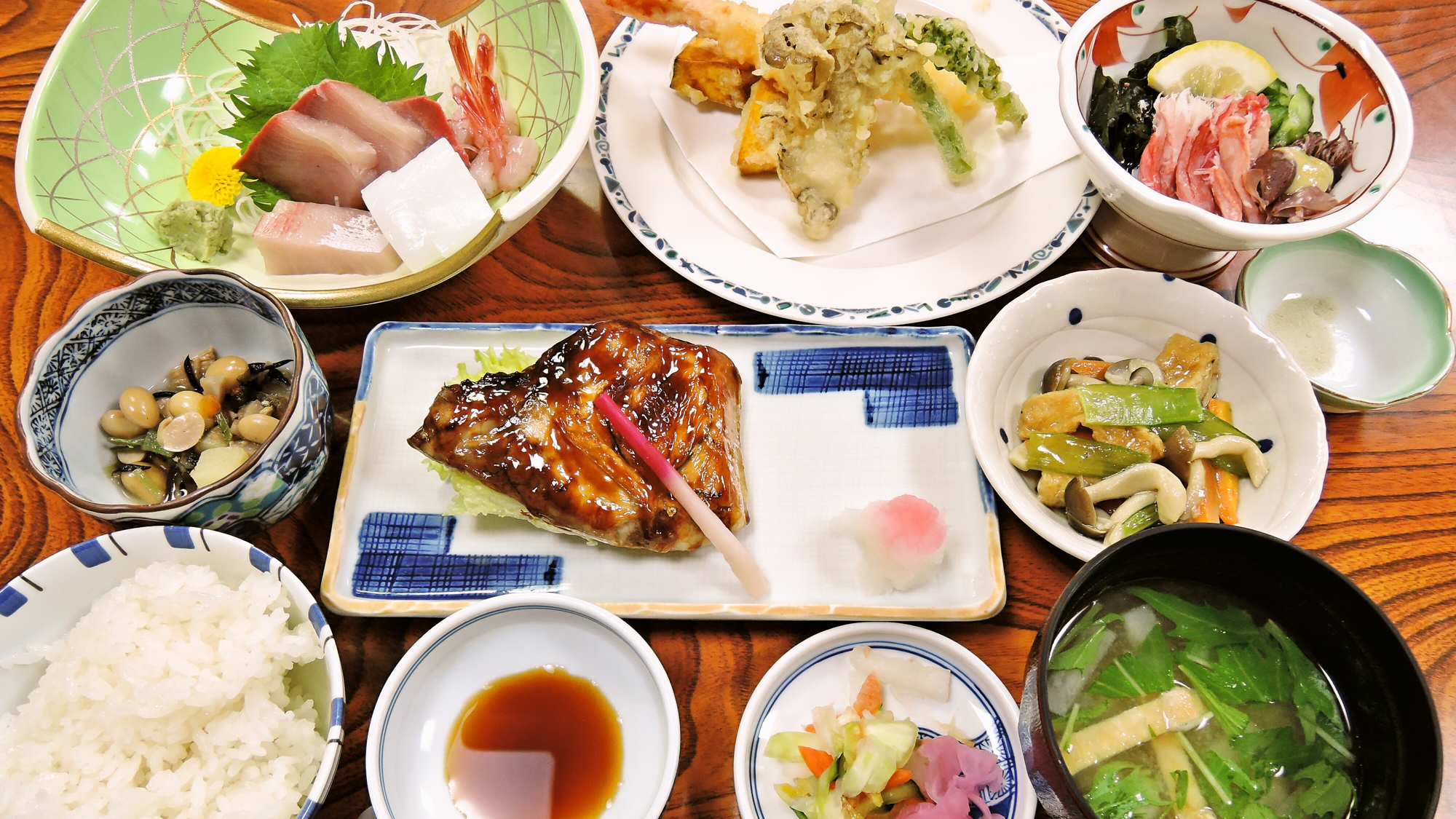 *ご夕食一例：地元産にこだわった魚介類を中心にした季節のお料理