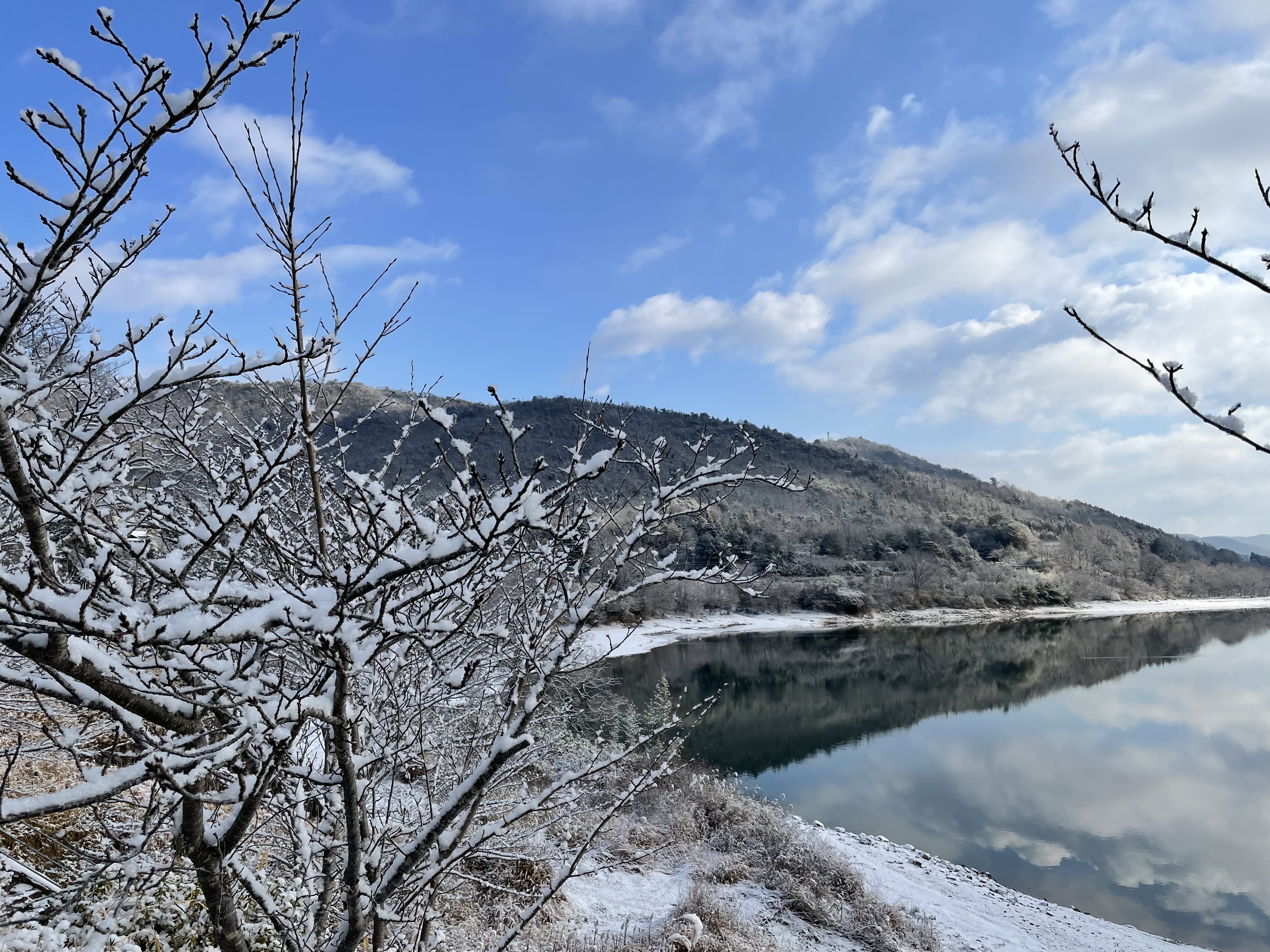 湖畔の雪景色