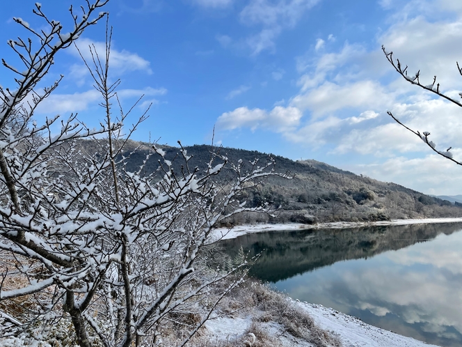 湖畔の雪景色