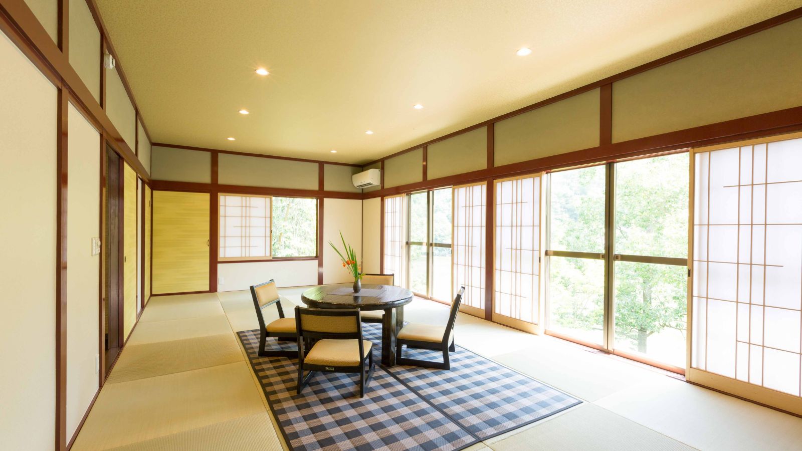 【桃の部屋】（離れ）和風モダンなしつらえの、風情のあるお部屋です。