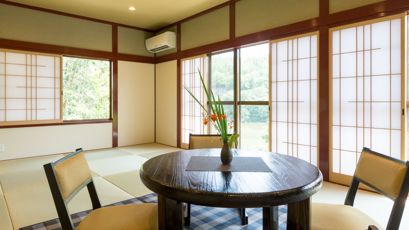 【桃の部屋】（離れ）和風モダンなしつらえの、風情のあるお部屋です。
