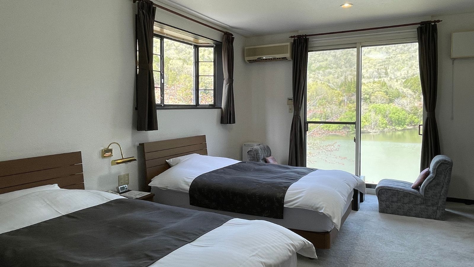 【VIP-2　洋室ツイン1階】山や湖のほとりが眺める部屋です。