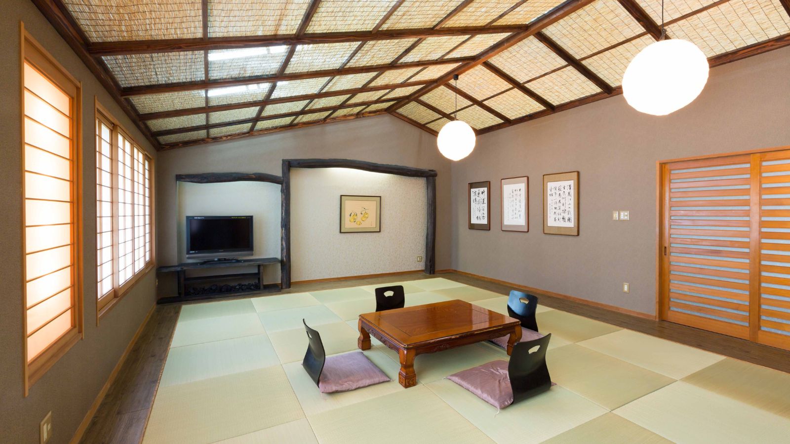 【松竹の間】（本館）約18畳の和空間です。