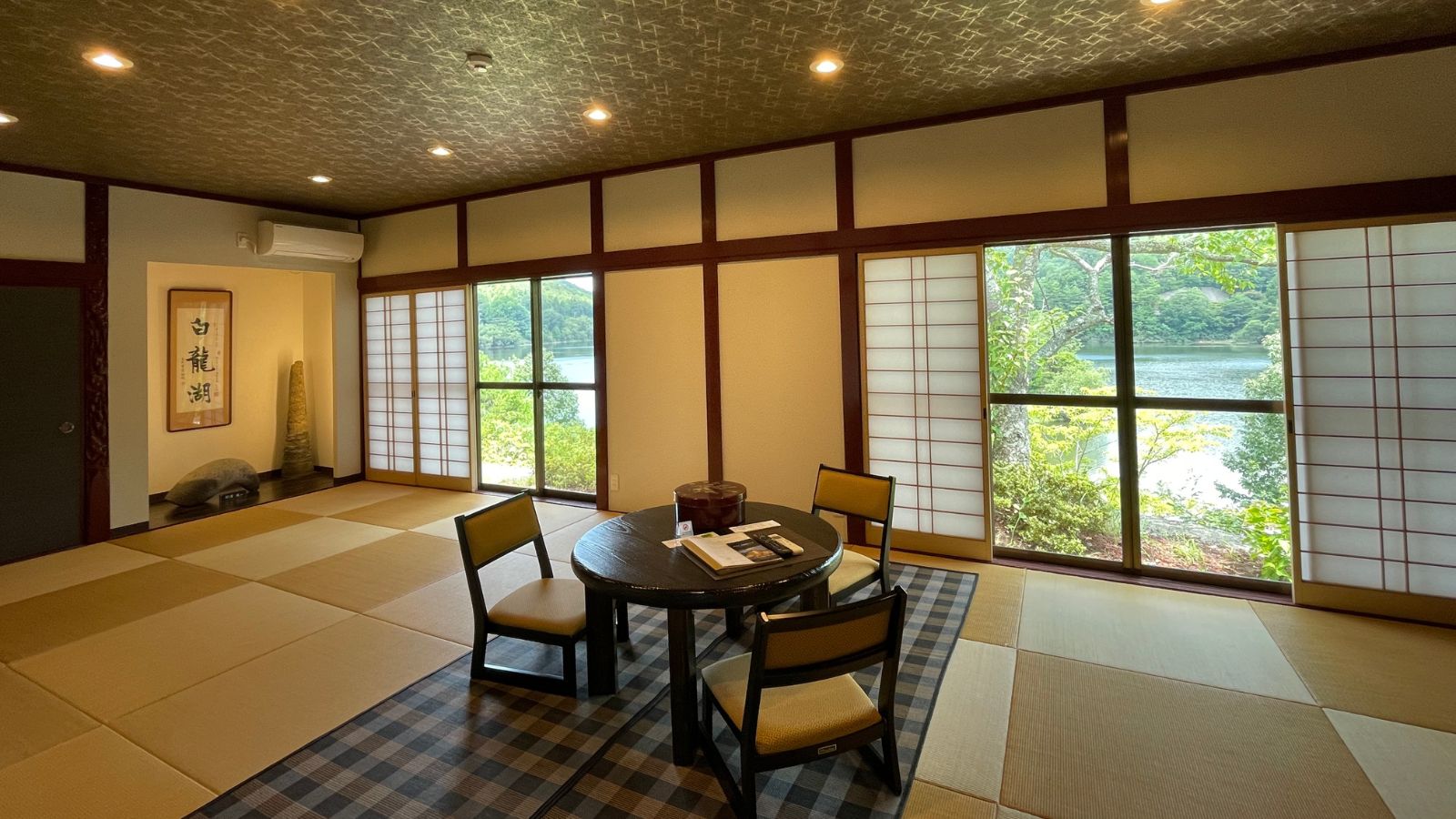 【紅葉の部屋】（離れ）和風モダンなしつらえの、風情のあるお部屋です。
