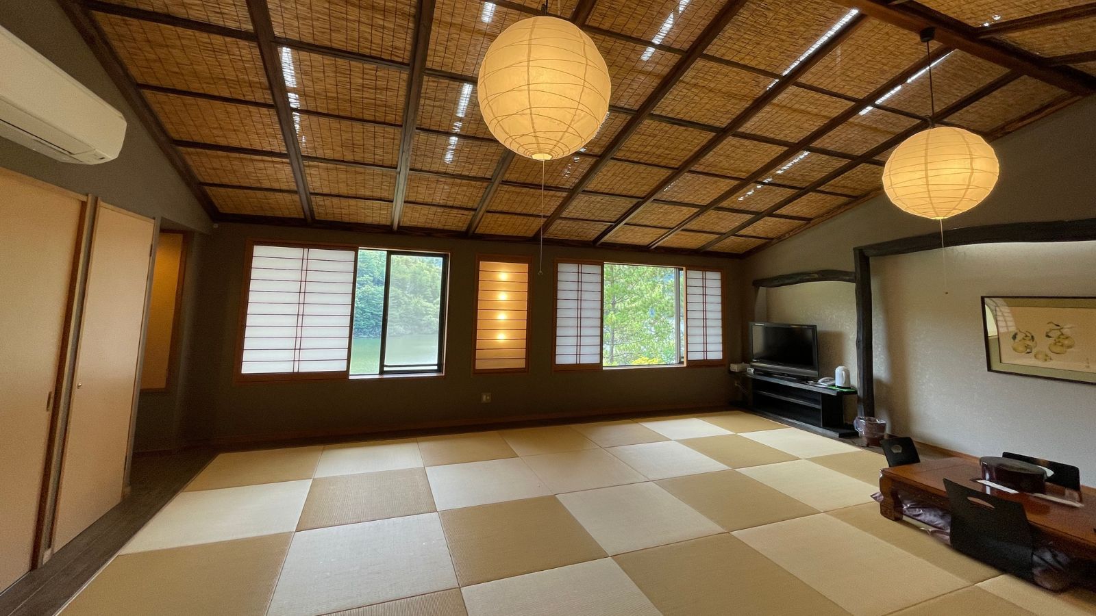 【松竹の間】（本館）外の景色を眺めると、心が和みます