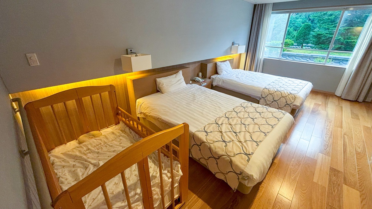 【ベビースイートルーム】ツインベッドとベビーベッド1台を完備。大人だけでのご宿泊も可能です。