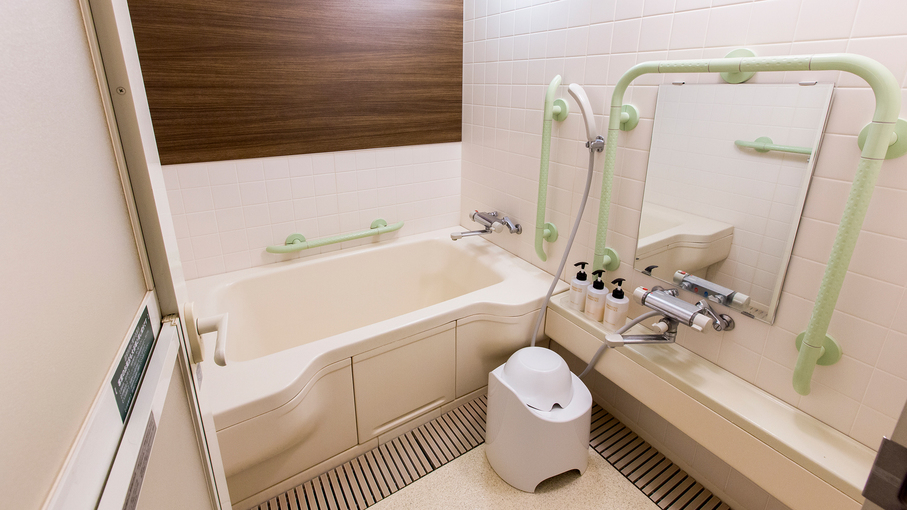 【ユニバーサルルーム】浴室には、大きなバスタブと手すりを設置しております。