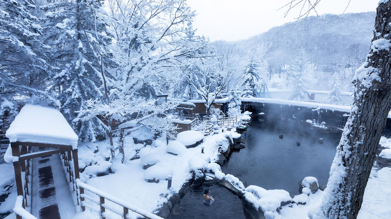 静かな冬の朝の大きな露天風呂は心もからだも温まる。