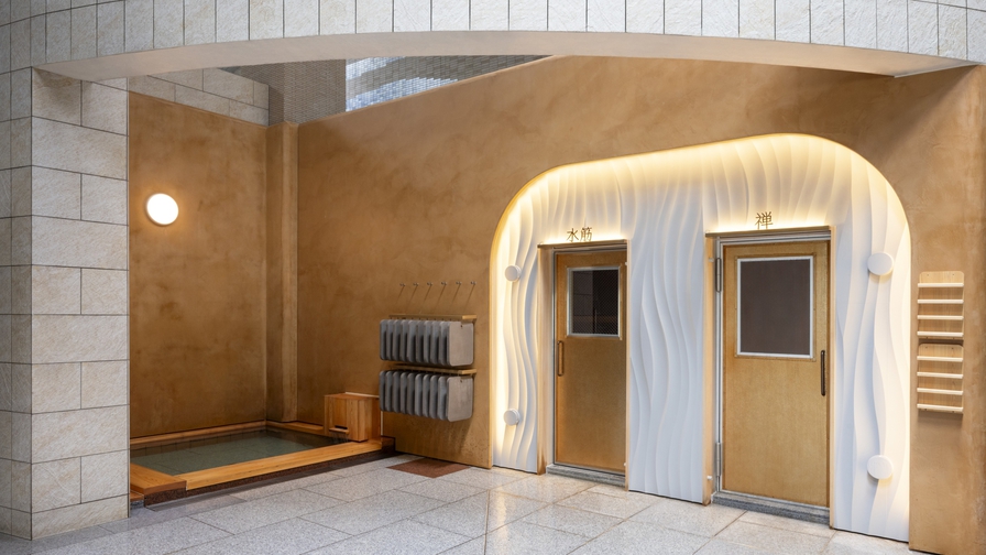 【山側サウナ外観】コンセプトは「水筋」。水風呂も完備しております。
