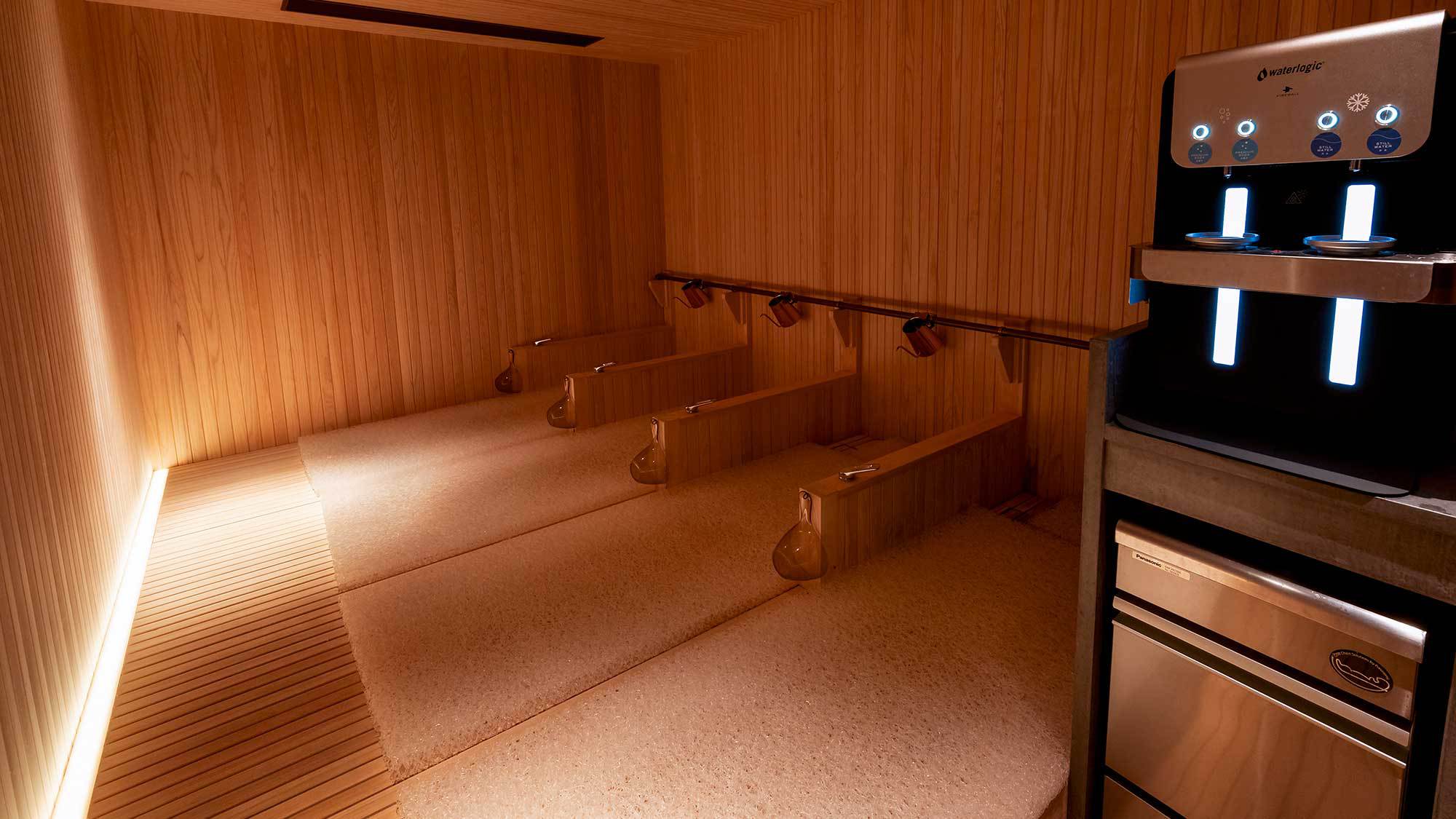 【山側メディテーションルーム】サーバーにはお水と炭酸水、製氷機も完備。心と体をととのえる空間です。