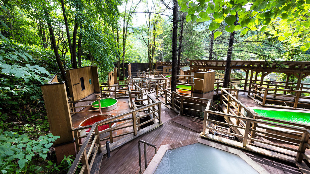 【森の散歩湯WOOD SPA】たくさんの湯舟を巡りながら様々な角度から自然との一体感を満喫