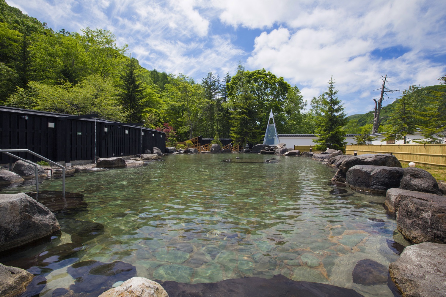 【大露天風呂HOSHI★ZORA】散歩湯と約500平米の大露天風呂は緑の風の一番の魅力。