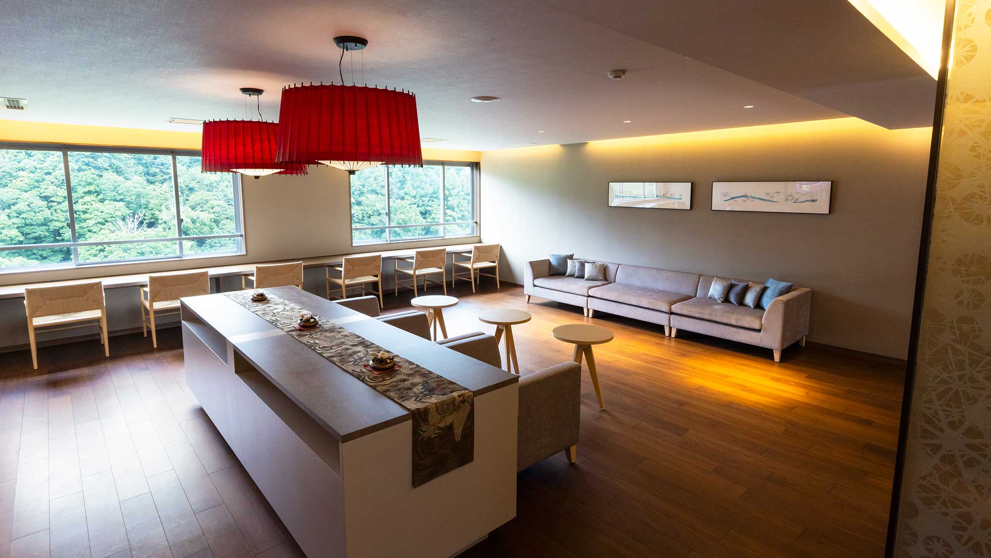 【9階ラウンジ】レディースルーム宿泊者専用のラウンジ。解放的な空間で寛ぎの時間をお過ごしください