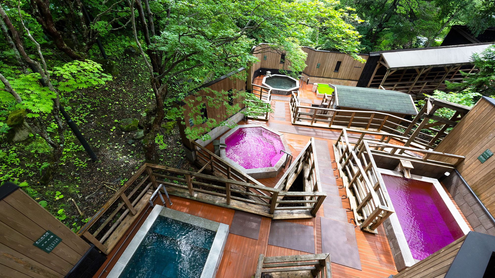 【森の散歩湯WOOD SPA】異なるフレグランスが楽しみながら湯めぐりできるのが散歩湯の醍醐