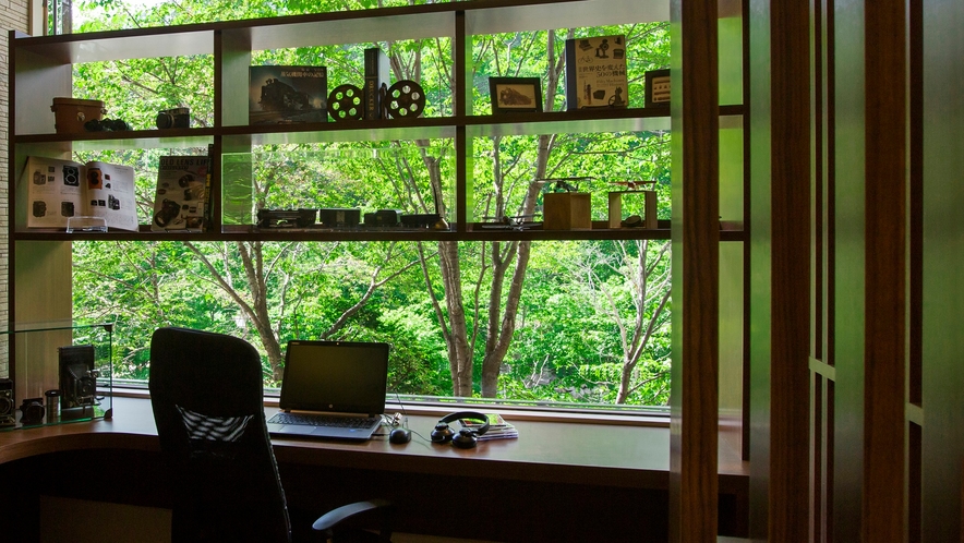 【ザ・書斎】窓の向こうには緑が広がる贅沢な景観。ご自分の世界に没頭できます。