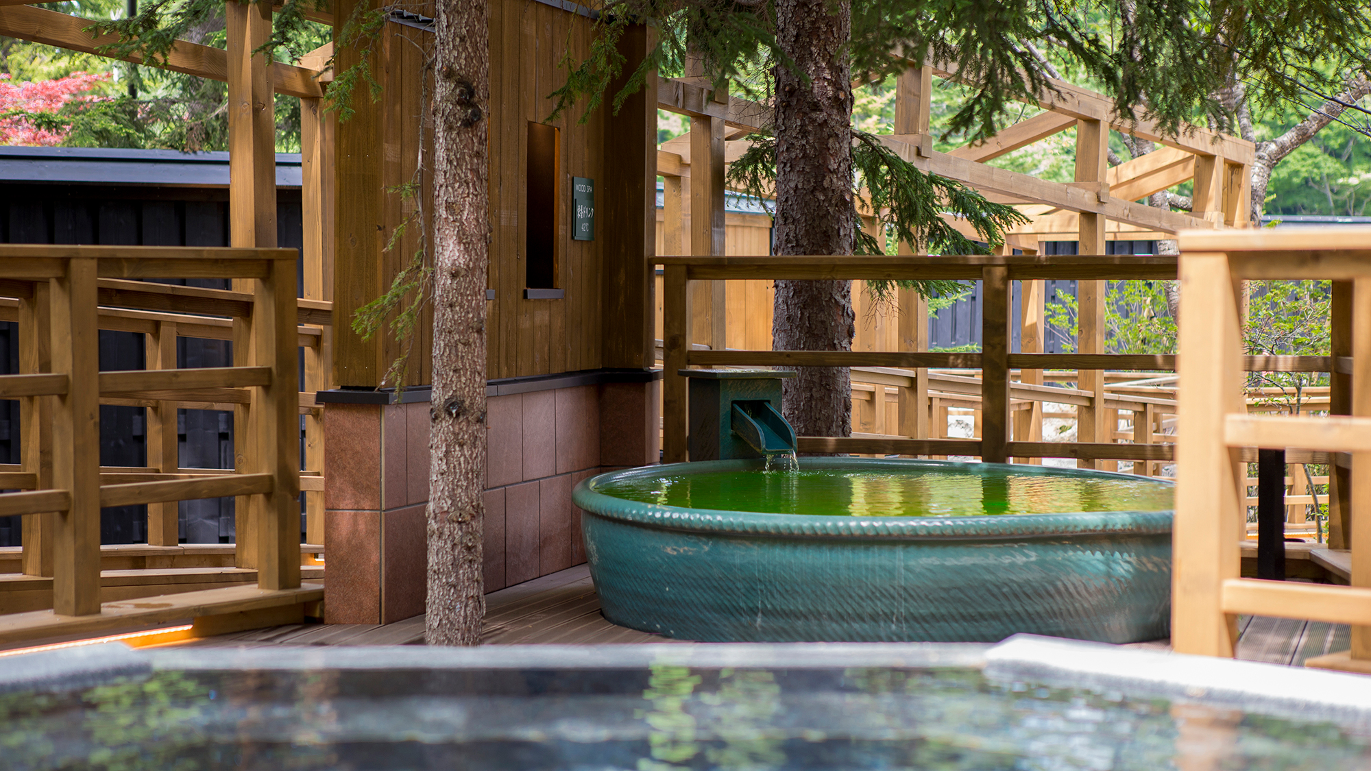 【森の散歩湯WOOD SPA】緑の香りも愉しめる木陰の露天風呂。