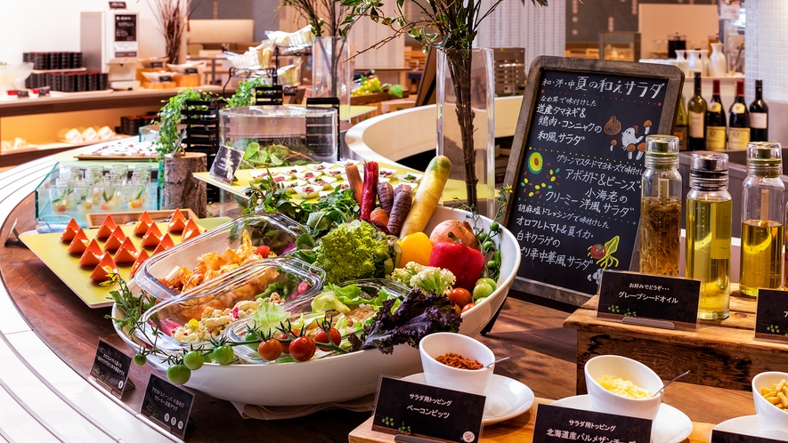 【ブッフェ一例】伊達野菜をメインに使った新鮮野菜のガーデンサラダコーナー。