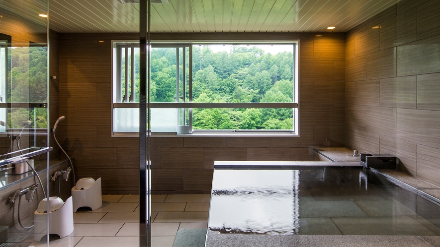 【エグゼクティブルーム・展望風呂】北湯沢の自然を見渡し、源泉かけ流しの湯をひとり占めに。