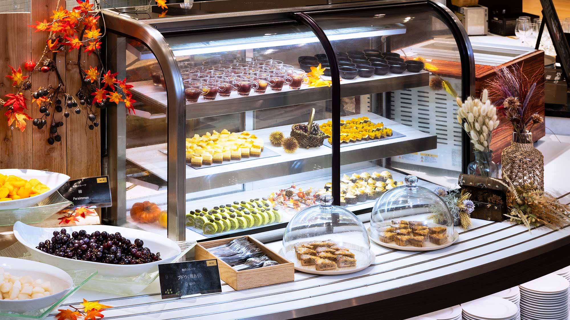 【2025秋・ブッフェ一例】木の実のタルトや洋ナシを使ったケーキなどスイーツでも秋の味覚をふんだんに
