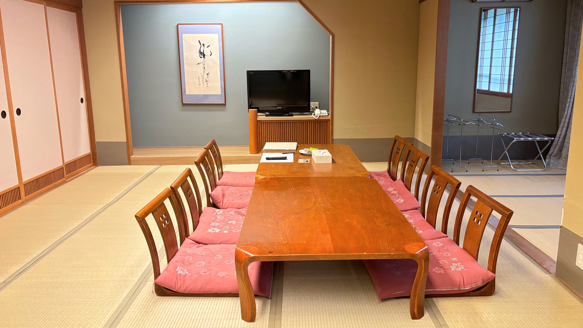 【和室】皆様でお集まりいただける座卓でご歓談をお楽しみください。