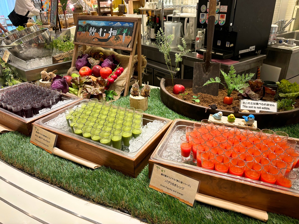 【朝食ブッフェ一例】新鮮な野菜や果物をギュギュっと凝縮した「飲む畑」は当館オリジナルの人気メニュー。