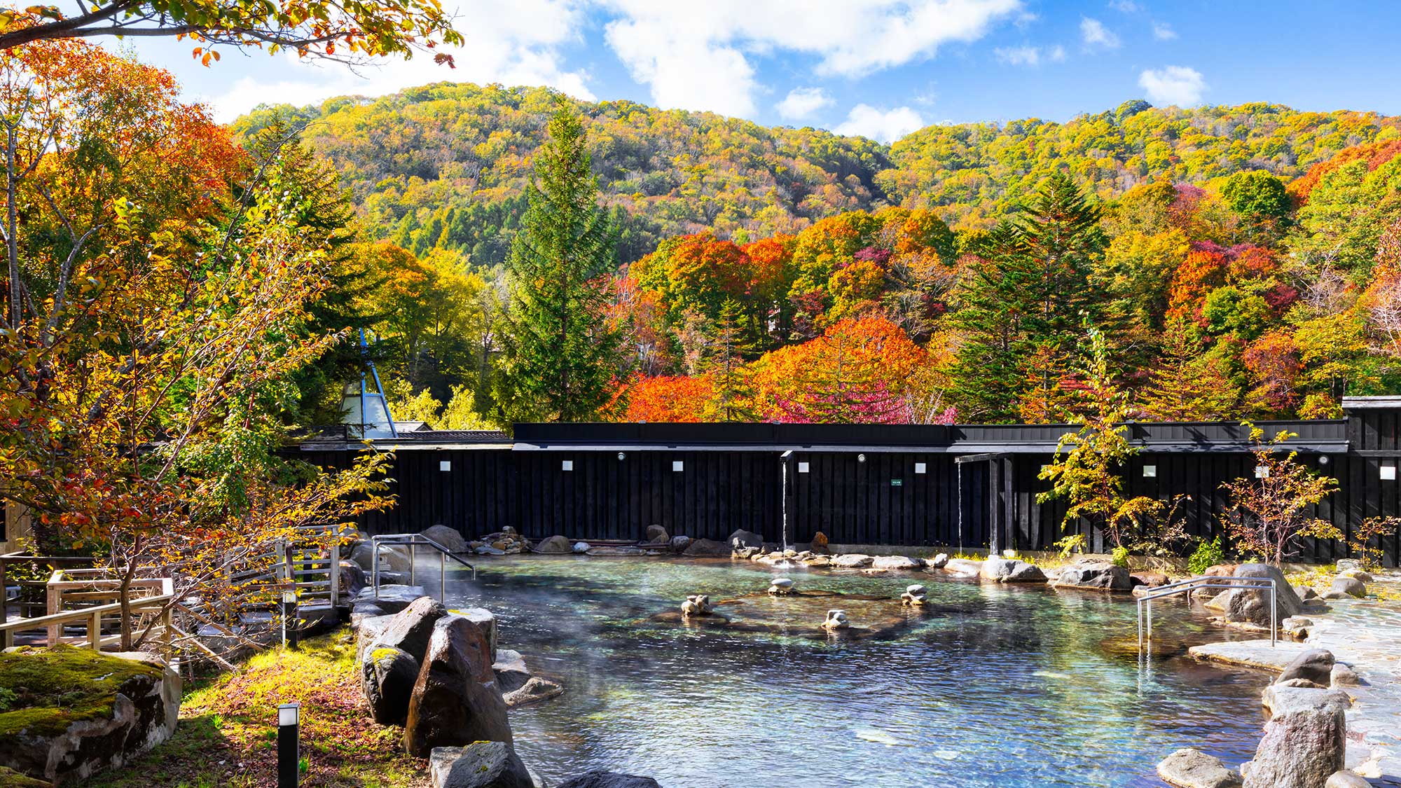 【大露天風呂HOSHI★ZORA】広大な山々に囲まれた温泉でこの上ない開放感を満喫。