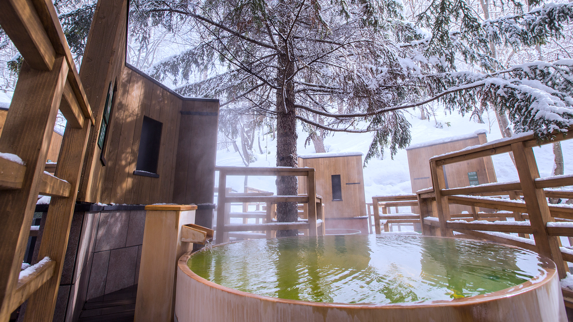 【森の散歩湯WOOD SPA】夏と一変し、冬は風情ある湯浴みをお楽しみ頂けます。