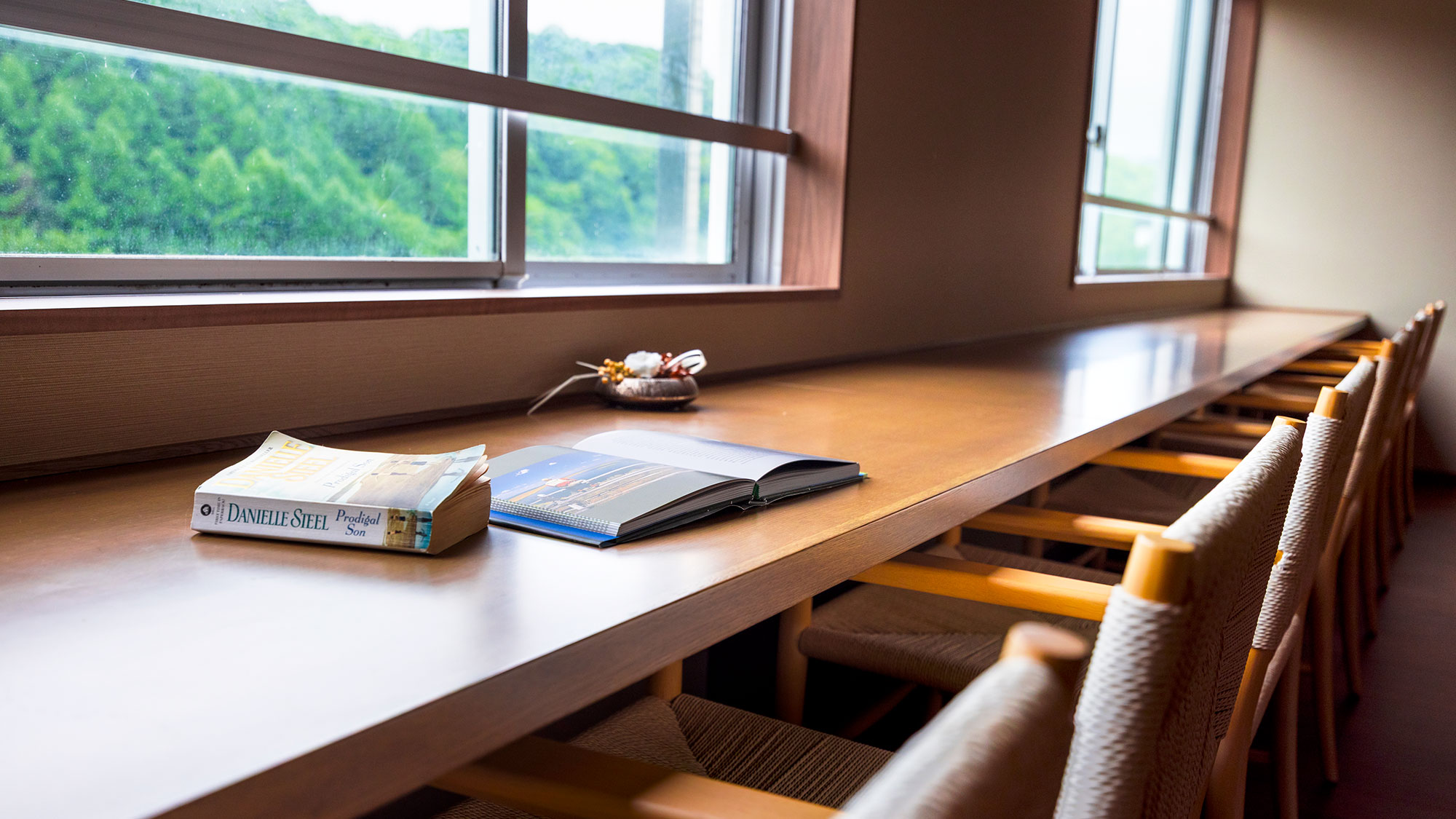 【9階ラウンジ】女性誌などをご用意。景色を眺めながら読書もおすすめ※レディースルーム宿泊者のみ利用可