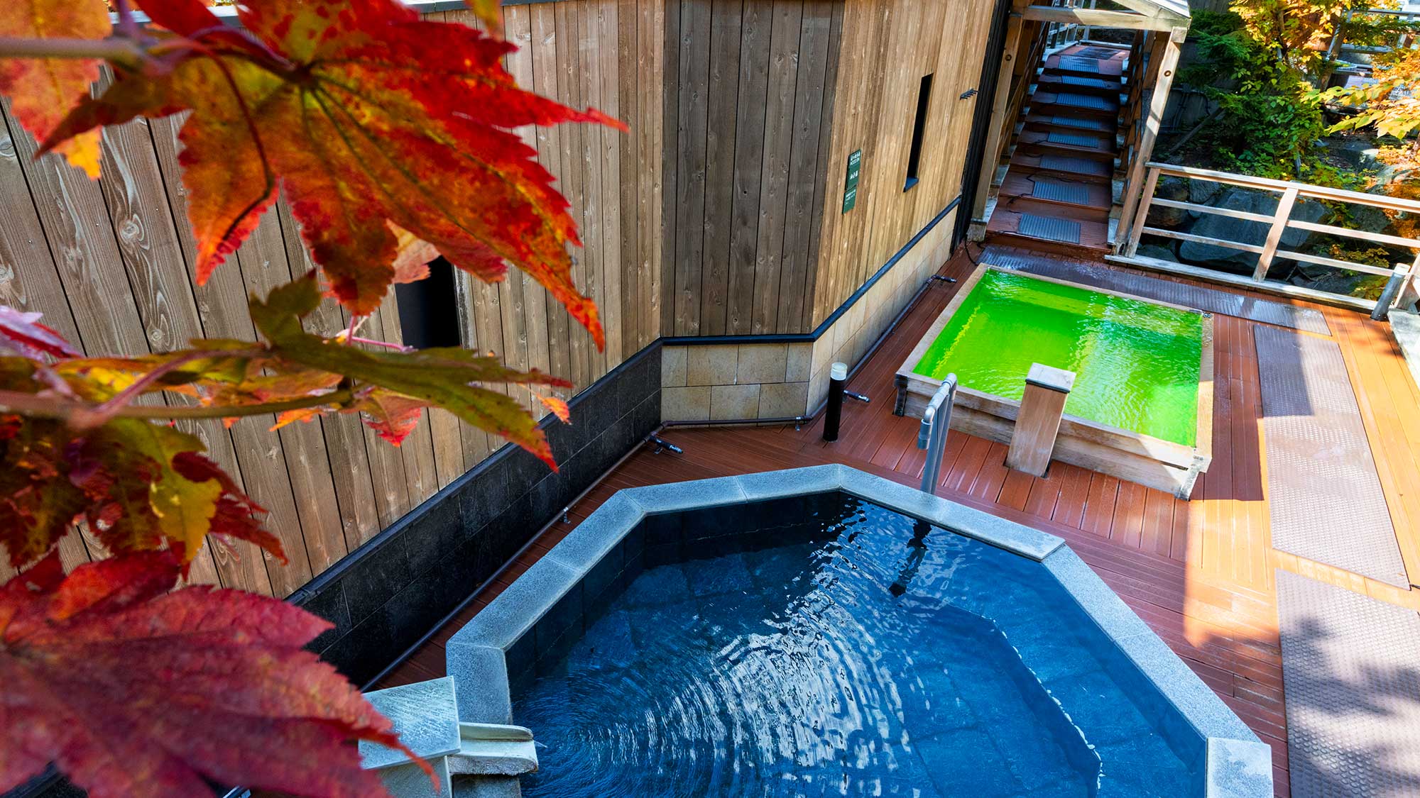 【森の散歩湯WOOD SPA】紅葉と温泉のコントラストが美しい秋の露天風呂をお楽しみください。