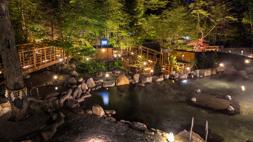 【大露天風呂HOSHI★ZORA】大露天から香り湯へつなぐ回廊と木々。自然と一体化した露天風呂です。