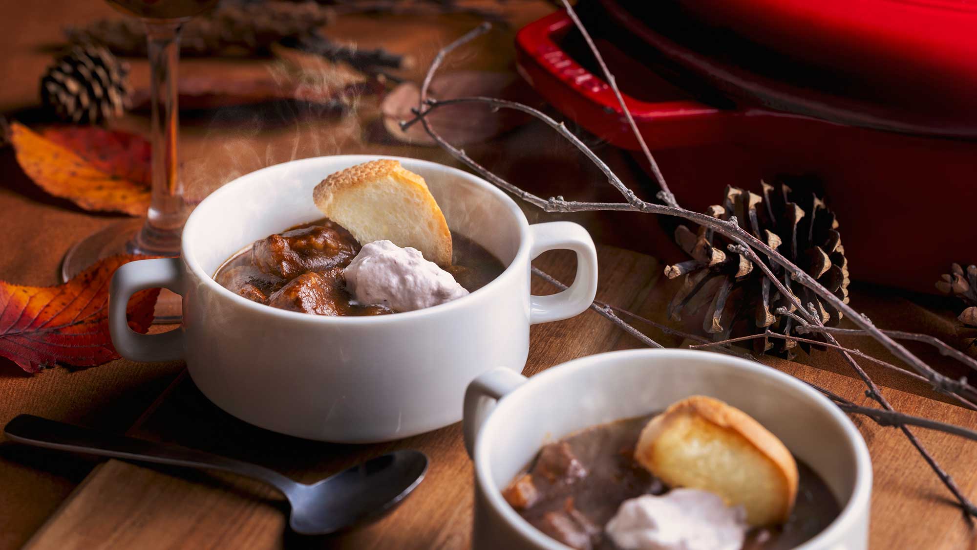 【2025秋・ブッフェ一例】名物のビーフシチューにハスカップクリームを添えて