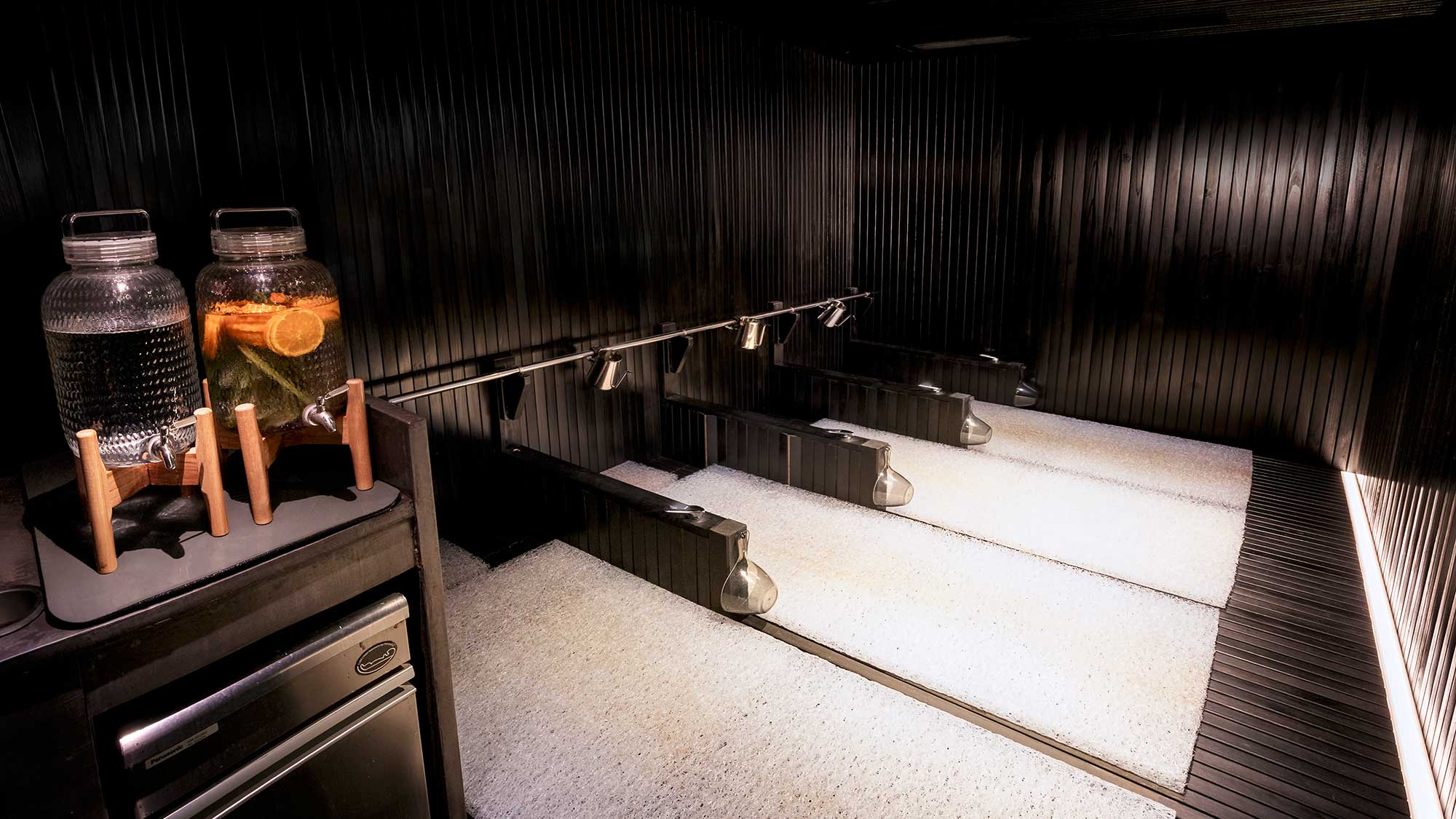 【川側メディテーションルーム】お水とデトックスウォーター、製氷機を完備。静かな空間で深い癒しを。