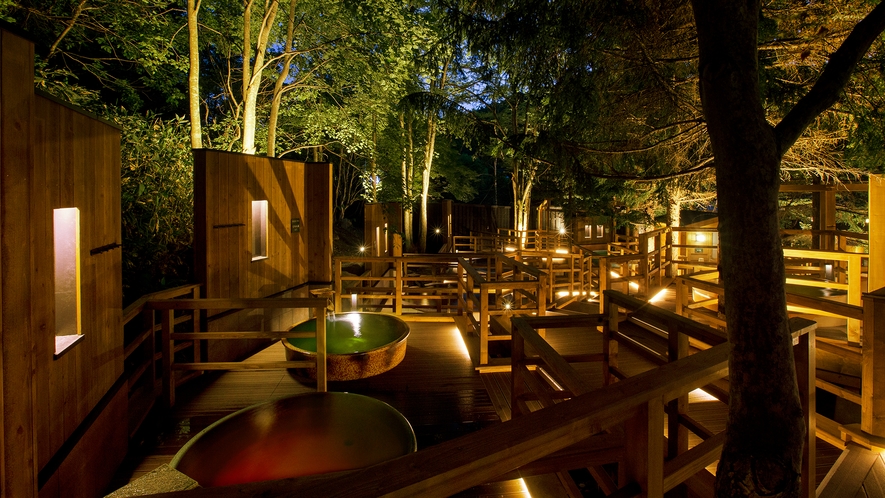 【森の散歩湯WOOD SPA】夜の散歩湯はライティングで四季の木々とお風呂を彩ります。
