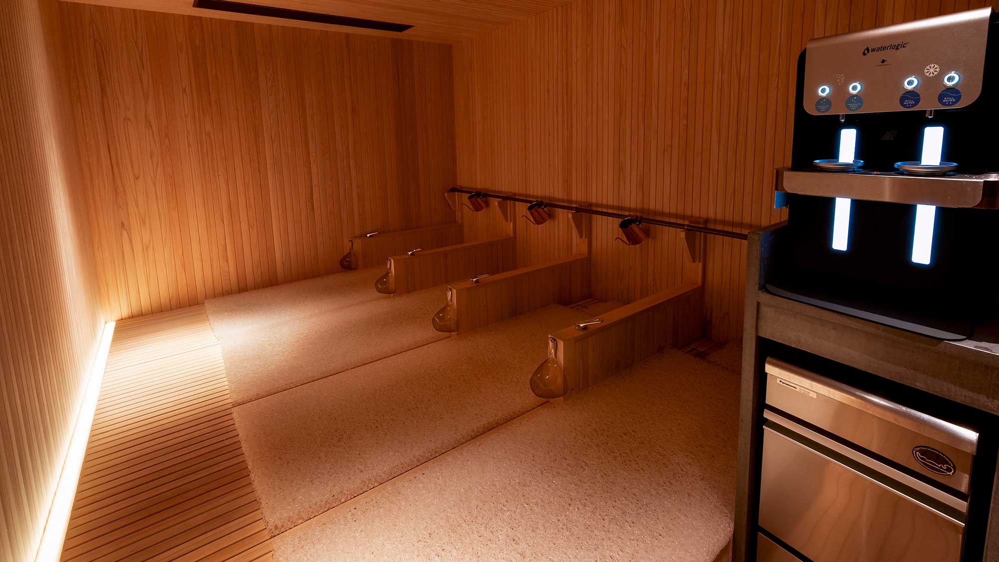 【山側メディテーションルーム】サーバーにはお水と炭酸水、製氷機も完備。心と体をととのえる空間です。