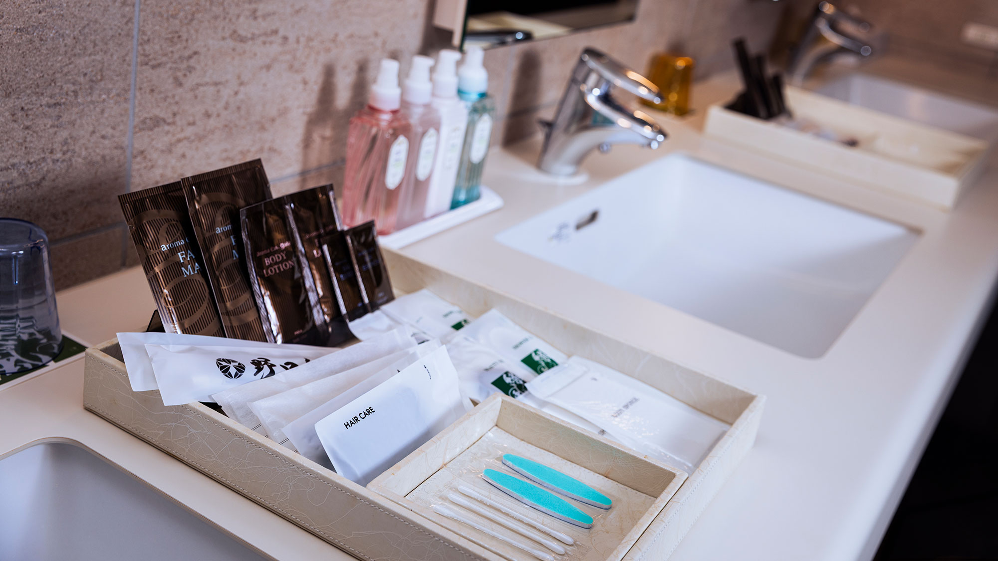 【レディースルームアメニティ】フェイスマスク、ヘアエッセンスなど、充実のアメニティを揃えております。