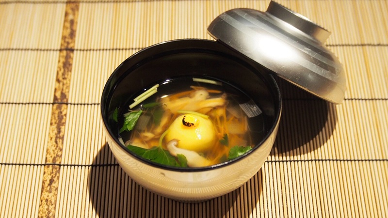 【2025夏のお献立】先椀／夏に旬を迎える一粒の「とうもろこし」と「花咲ガニ」の出会い
