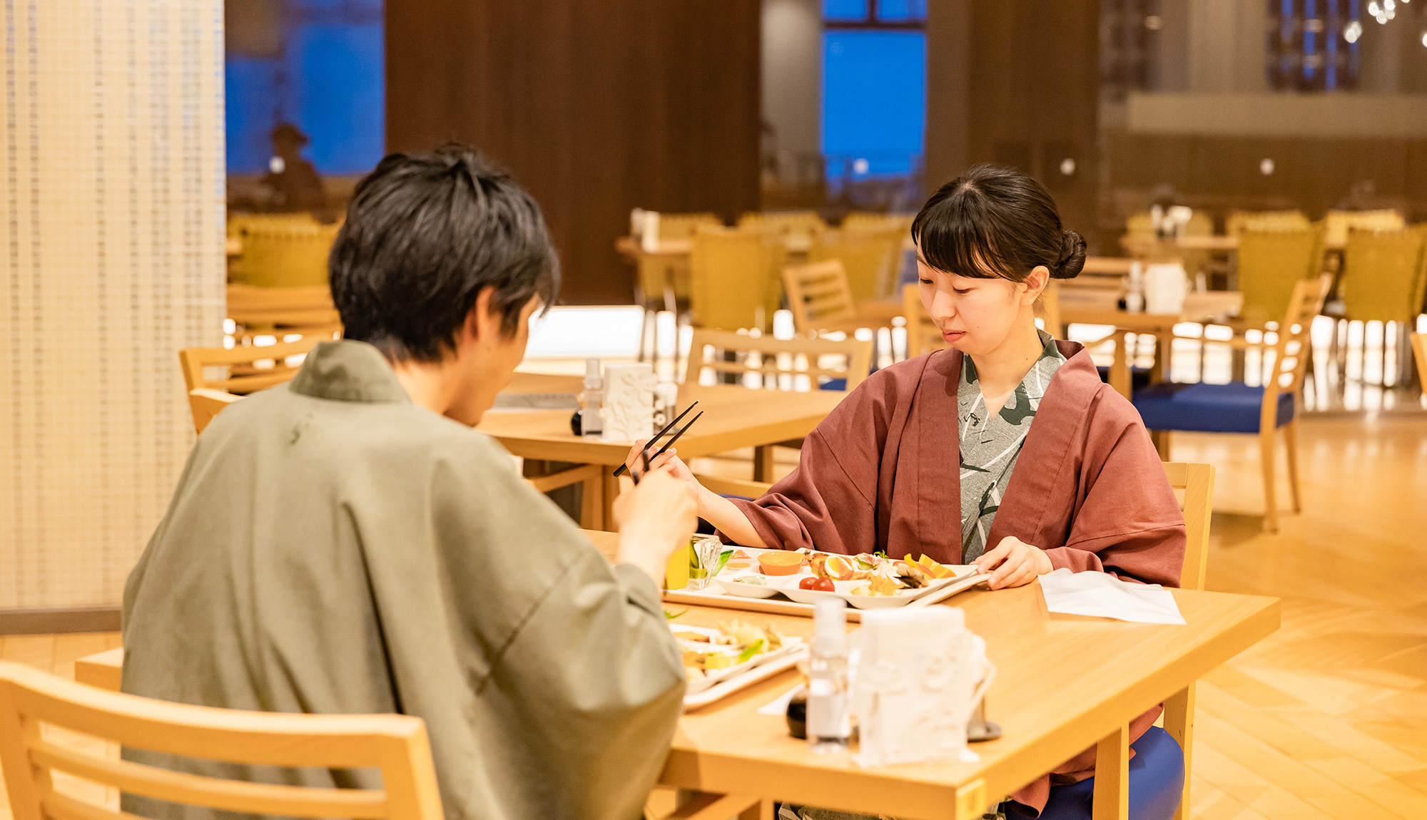 【夕食ブッフェ】広々としたレストランで、お席の間隔も広くとって配置しております。