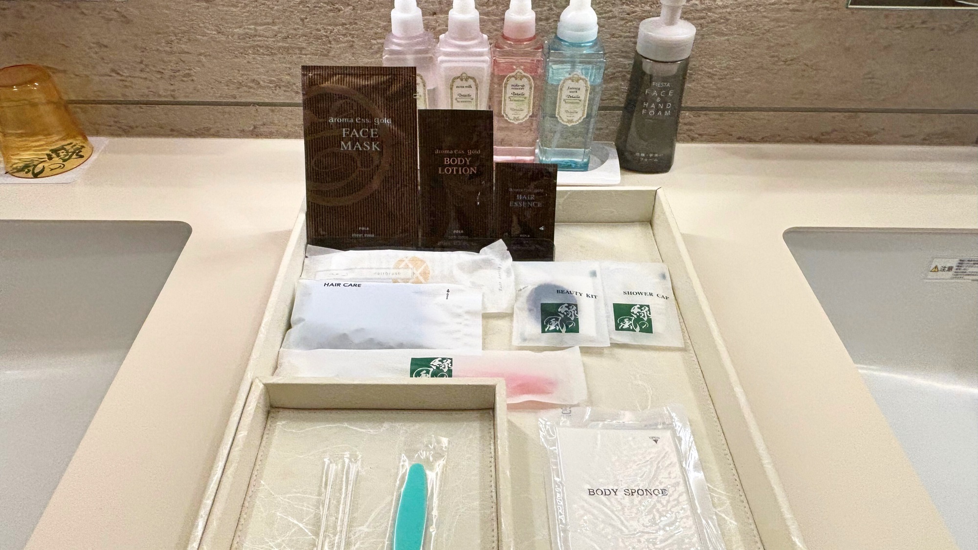 【レディースルームアメニティ】フェイスマスク、ヘアエッセンス、ボディローションなど、充実のアメニティ