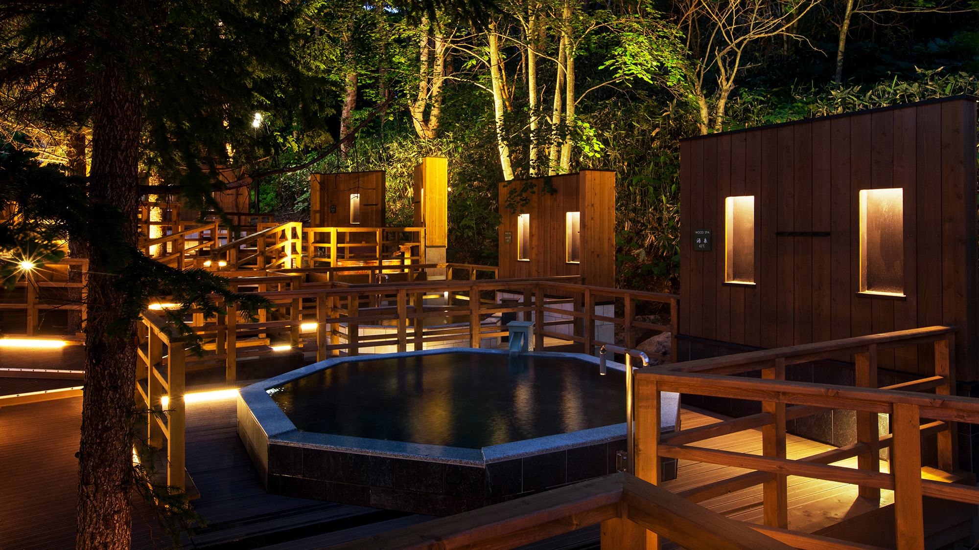【森の散歩湯WOOD SPA】静寂な夜の露天風呂。北湯沢の森林の声に耳を傾けてみては。