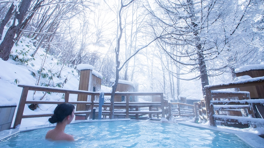 20種類の香り湯から見る雪景色は宿泊者様だけの特権です。