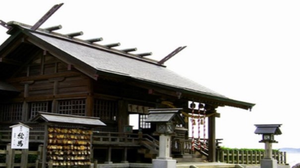 【大御神社】絶景の大海原を見渡す柱状岩に建っています。（ホテルより車で約5分）