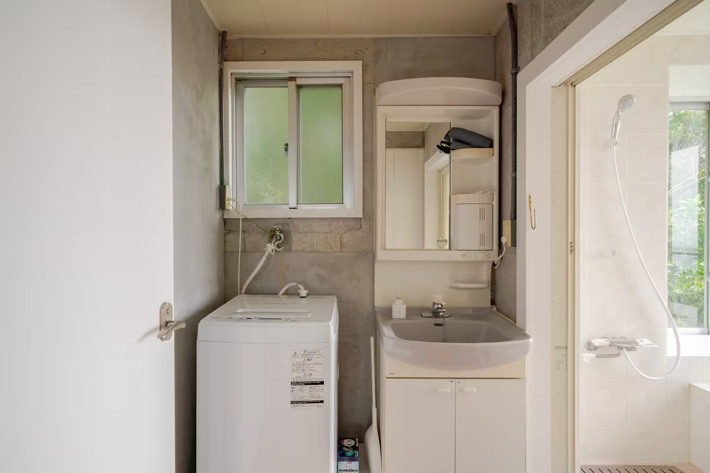 テラススイートの洗濯機と洗面台