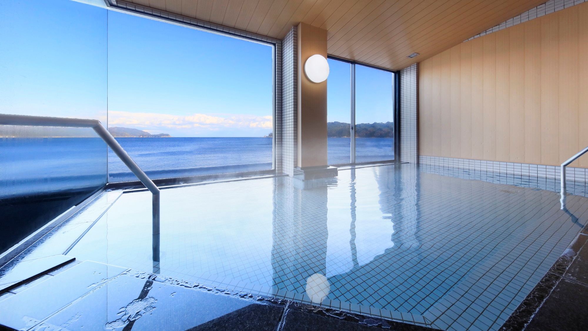 朝焼け、日の出もお楽しみいただけます　大浴場「花の湯」男湯