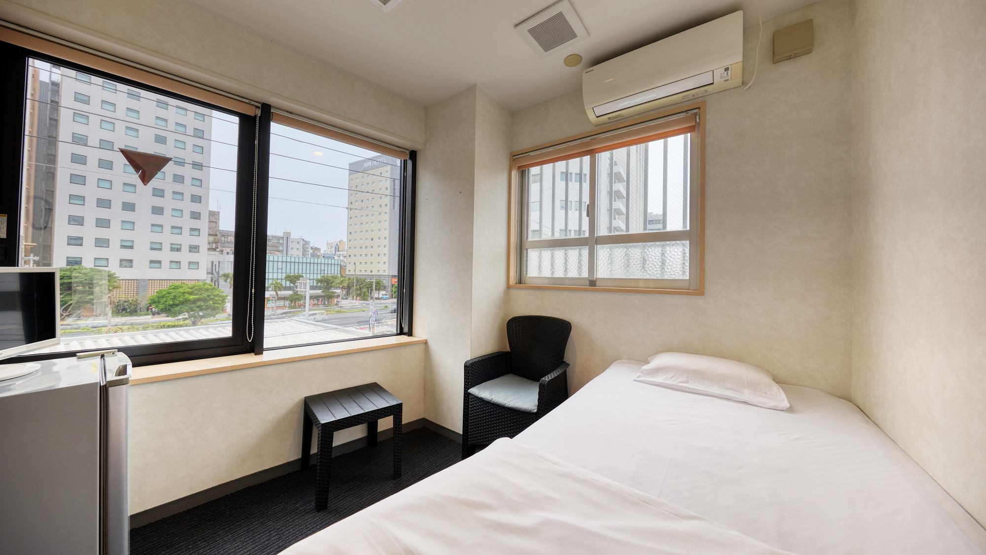 【個室 広々洋室1名利用】角部屋に位置し明るく広々とした客室。