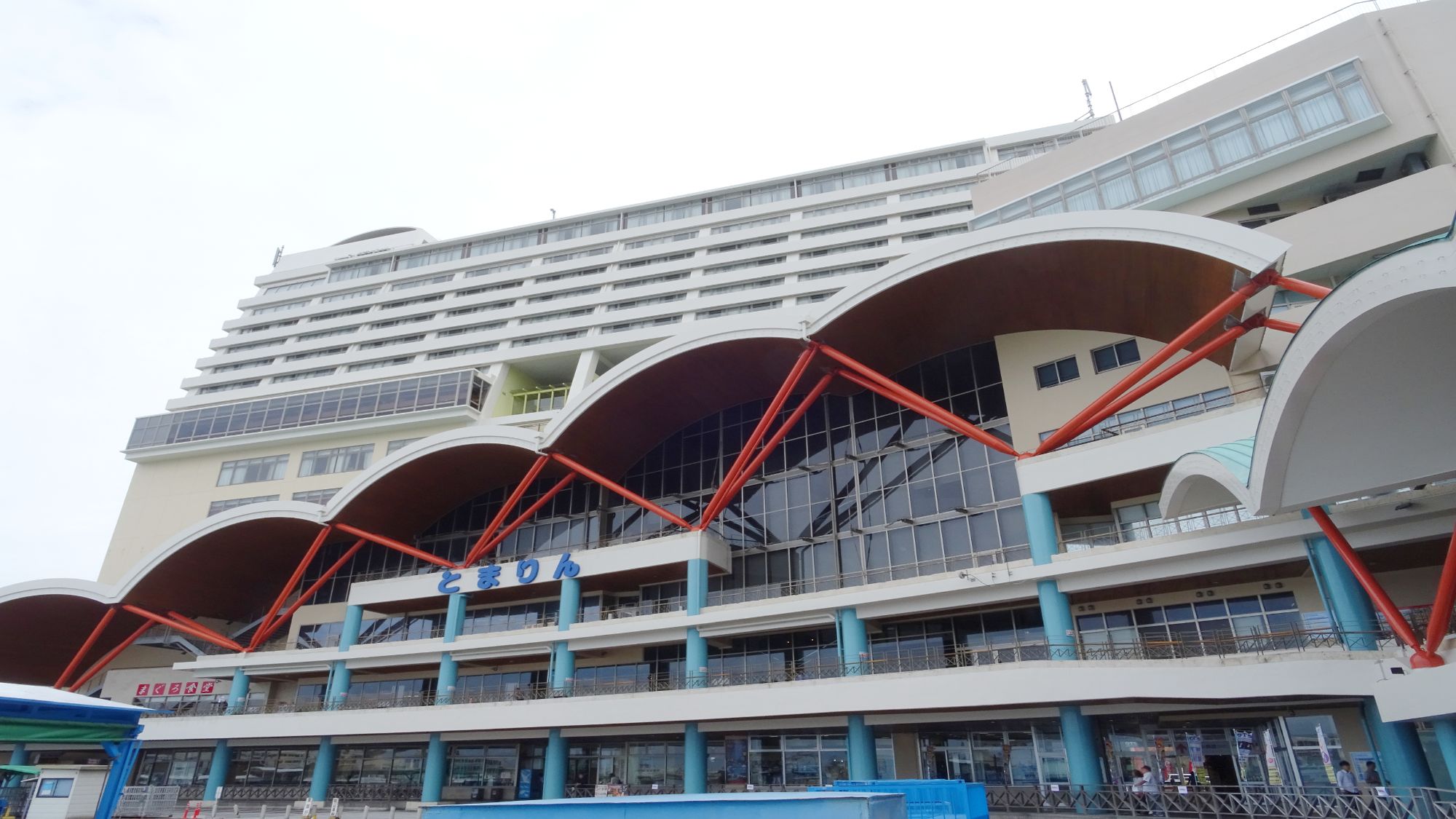 【泊ふ頭旅客ターミナルビル】当館から徒歩約13分/車で約5分